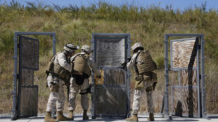 Des marines am&eacute;ricains s'entra&icirc;nent &agrave; fracturer des portes &agrave; Chesapeake (Virginie), le 25 septembre 2012. (JONATHAN ERNST / REUTERS)