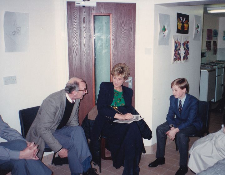 Cette photo, diffusée par Kensington Palace le 25 octobre 2024, montre la princesse Diana avec son fils William âgé de 11 ans, aujourd'hui prince William, prince de Galles, lors de l'une de ses premières visites à l'association caritative The Passage, à Londres, le 14 décembre 1993. (AFP / THE PASSAGE)