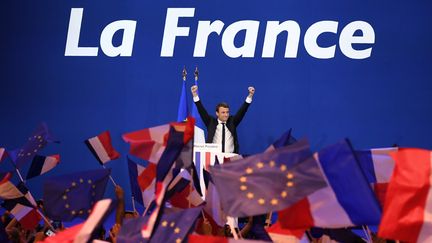 Emmanuel Macron lors d'un meeting à Paris, le 23 avril 2017. (ERIC FEFERBERG / AFP)