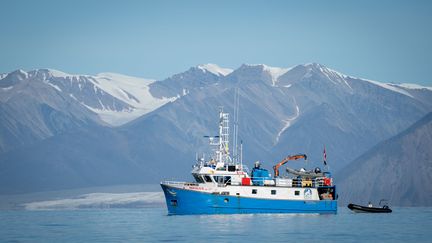 Un bateau de pêche, au large de la côte de Pond Inlet, dans l'Arctique canadien, le 15 août 2019.&nbsp; (KAY NIETFELD / DPA)