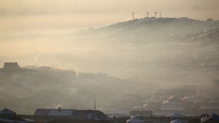 Surnommée la «ville au charbon» à cause des poêles utilisés par le million d'habitants pour chauffer leur yourte, la capitale mongole accumule les pics de pollution en hiver lorsque le thermomètre descend à -25°. Une situation qualifiée de «catastrophique» par le président du pays, Tsakhiagiyn Elbegdorj. (REUTERS/Mareike Guensche)