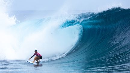 La Française Johanne Defay sur la vague de Teahupo'o, samedi 28 juillet 2024, casquée après une blessure à la tête. (GUILLAUME ARRIETA / WE_CREATIVE VIA AFP)