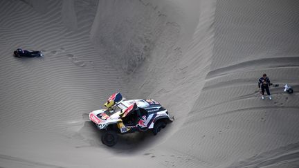 Daniel Elena (à gauche) et Sébastien Loeb (à droite) voient leurs espoirs s'envoler (FRANCK FIFE / AFP)