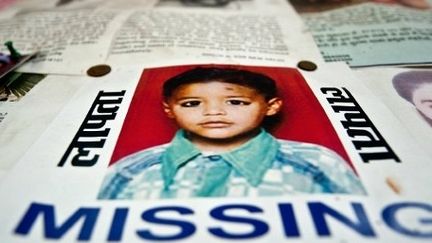 La photo d'un enfant affichée dans un commissariat de New-Delhi. (AFP)