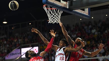 Avec son 1.93m et ses 2.14m d'envergure, Frank Ntilikina a de gros atouts pour séduire les équipes de NBA pendant la Draft jeudi soir. (FREDERICK FLORIN / AFP)