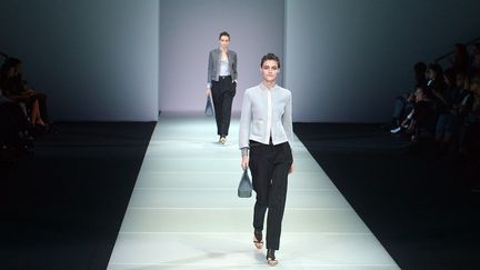 Pour sa collection de prêt-à-porter féminin printemps été 2015, Giorgio Armani se focalise sur le pantalon.
 (TIZIANA FABI / AFP)