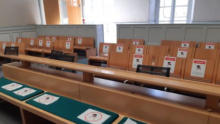 L'une des salles d'audience du tribunal de La Rochelle (photo d'illustration). (JULIEN FLEURY / RADIOFRANCE)