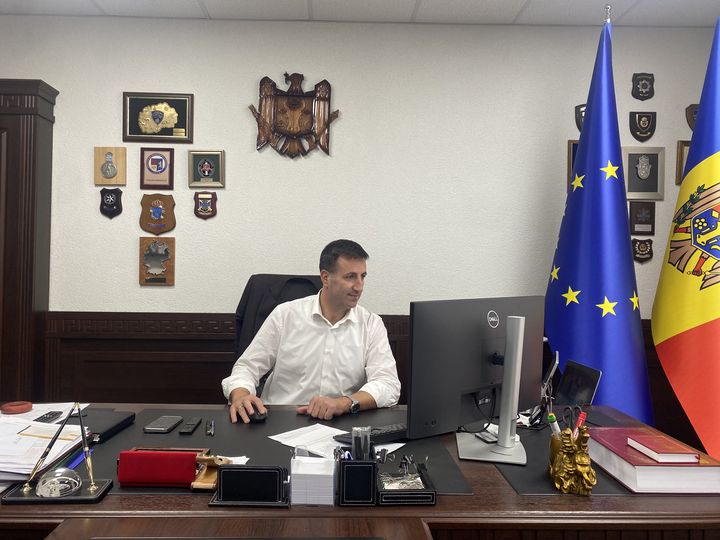 Viorel Cernauteanu, le chef de la police nationale de Moldavie, dans son bureau à Chisinau, le 18 octobre 2024. (RAPHAEL GODET / FRANCEINFO)