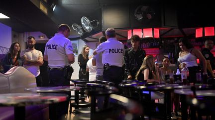 Contrôle de police dans une boîte de nuit de Roanne. (REMY PERRIN / MAXPPP)