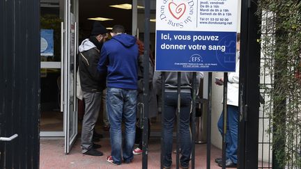 Des volontaires attendent pour donner leur sang, dans un centre de collecte, à Paris, le 14 novembre 2015. (MIGUEL MEDINA / AFP)