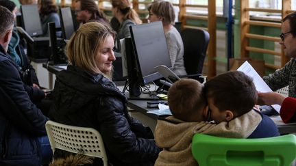 Des réfugiés Ukrainiens s'enregistrent dans un bureau d'immigration à Lublin, le 5avril 2022. Photo d'illustration. (VALERIA MONGELLI / HANS LUCAS / VIA AFP)