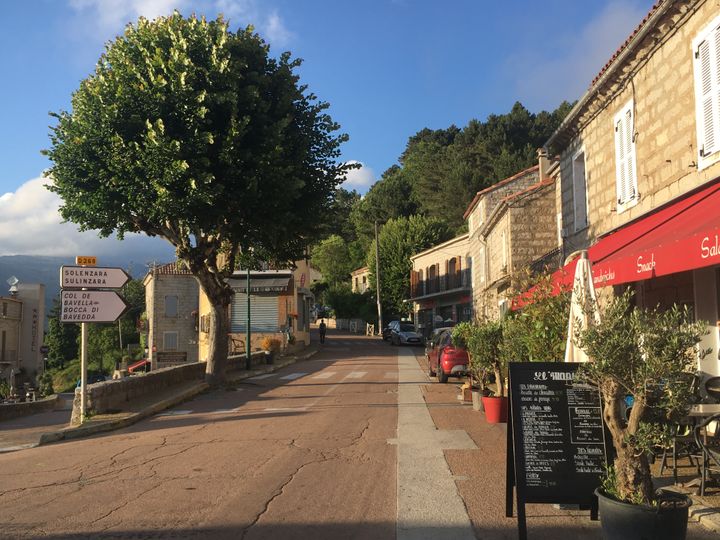 La rue principale du village de Zonza en Corse-du-Sud, le 12 juin 2018. (ELISE LAMBERT/FRANCEINFO)