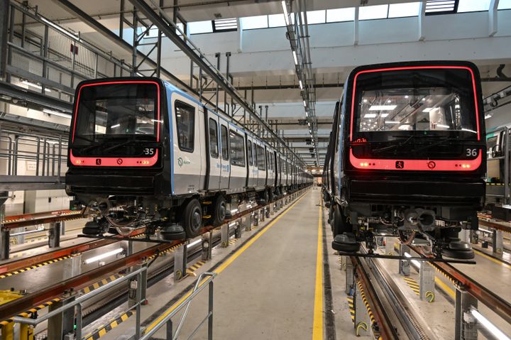 Les métros MP14 d’Alstom (autonomes), ici quelques jours avant leur inauguration, ont été mis en service commercial sur l’extension de la ligne 14, le 14 décembre 2020.&nbsp;Ce métro&nbsp;dessert désormais la totalité de la ligne 14, de la station Olympiades à la station Mairie de Saint-Ouen. (BERTRAND GUAY / AFP)