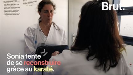 Laurence Fischer, triple championne du monde de karaté, donne des cours aux femmes qui ont été battues par leur conjoint. Sonia, une de ses élèves, se confie. (BRUT)