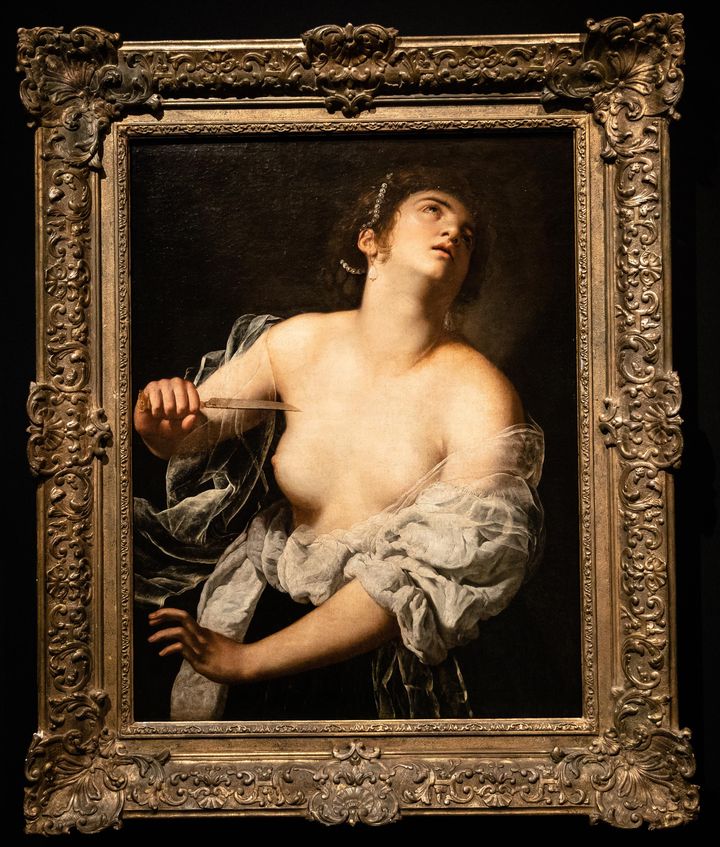 Le tableau "Lucrèce" d'Artemisia Gentileschi photograhié le 13 novembre 2019 à Paris, à la maison Artcurial (AURELIEN MORISSARD / IP3 PRESS / MAXPPP)