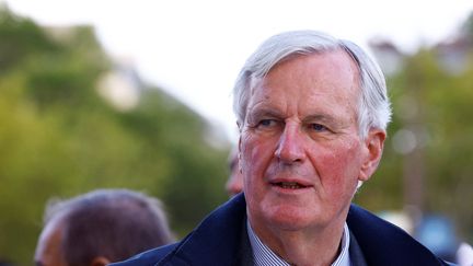 Le Premier ministre Michel Barnier assiste au défilé des athlètes français ayant participé aux Jeux Olympiques et Paralympiques de Paris 2024, à Paris, le 14 septembre 2024. (SARAH MEYSSONNIER / POOL)