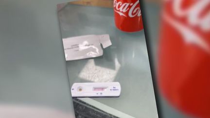 Capture d'écran d'une vidéo où l'on voit un homme faire un test Covid&nbsp;avec quelques gouttes de soda.&nbsp; (CATPURE ECRAN)