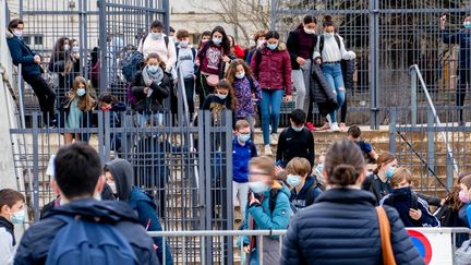 Des collègiens sortent de leur établissement&nbsp;à Cahors (Lot), en mars 2021.&nbsp; (GARO / PHANIE / AFP)