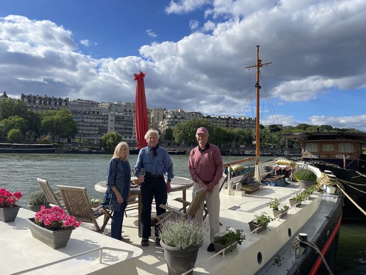 Jim et des amis, le 10 juin 2024, sur sa péniche au pied de la tour Eiffel, à Paris. (PAOLO PHILIPPE / FRANCEINFO)