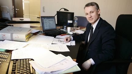 Le juge Jean-François Ricard dans son bureau à Paris, le 17 mars 2006. (PASCAL PAVANI / AFP)