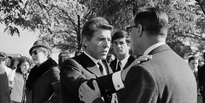 Édouard Dermit lors des obsèques de Jean Cocteau, sous le regard de Jean-Claude Brialy, à Milly-la-Forêt le 16 octobre 1963
 (AFP)