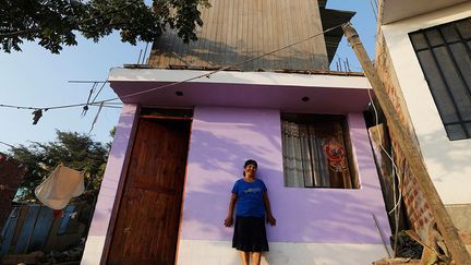 Pendant plus de vingt années, elle a été lavandière le jour et vendeuse de friandises et de cigarettes la nuit.
 
 (REUTERS / Mariana Bazo)