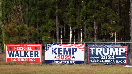 Des pancartes de&nbsp;soutien&nbsp;au candidat républicain Herschel Walker, au gouverneur républicain de Géorgie Brian Kemp et à l'ancien président des Etats-Unis Donald Trump, le 6 novembre 2022 à Blythe, en Géorgie (Etats-Unis).&nbsp; (MICHAEL M. SANTIAGO / GETTY IMAGES NORTH AMERICA / AFP)