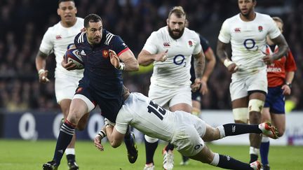 Scott Spedding à la lutte avec deux anglais, le 4 février 2017 à&nbsp;Twickenham (Grande-Bretagne).&nbsp; (GLYN KIRK / AFP)