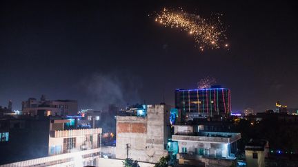 Feu d'artifice dans le ciel de Jaipur en Inde pendant la fête des lumières, le 30 octobre 2016. (AURELIEN MORISSARD / MAXPPP)