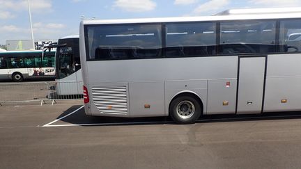 Après avoir entendu du bruit, le chauffeur a découvert le migrant coincé sous le moteur (photo d'illustration). (MAXPPP)