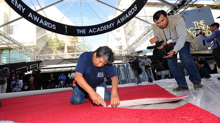 Installation du tapis rouge devant l'Acad&eacute;mie des Oscars &agrave; Hollywood (Californie), le 22 f&eacute;vrier 2012. (MICHAEL BUCKNER / GETTY IMAGES)