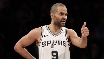 Tony Parker pendant un match à New-York en 2018. (JASON SZENES / EPA)