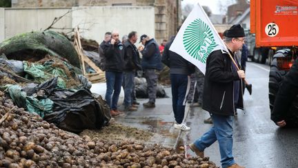 Des agriculteurs déversent des déchets devant la sous-préfecture de Guingamp, le 24 janvier 2024. (LIONEL LE SAUX / MAXPPP)