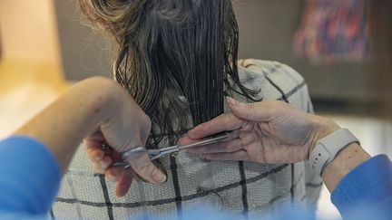 Le coiffeur à domicile est une solution moins onéreuse. Beaucoup de professionnels se sont mis à leur compte depuis la crise sanitaire.&nbsp; (JUSTIN PAGET / DIGITAL VISION / GETTY IMAGES)