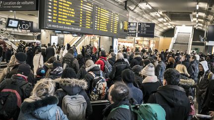 Des personnes attendent dans la gare Lyon-Part-Dieu le 8 février 2015 lors d'une grève de contrôleurs. (JEAN-PHILIPPE KSIAZEK / AFP)