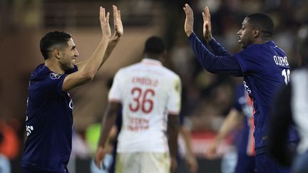 Ousmane Dembélé, buteur face à l'AS Monaco, célèbre son égalisation avec son coéquipier parisien Achraf Hakimi, à l'occasion de la 16e journée de Ligue 1, le 18 décembre 2024. (VALERY HACHE / AFP)