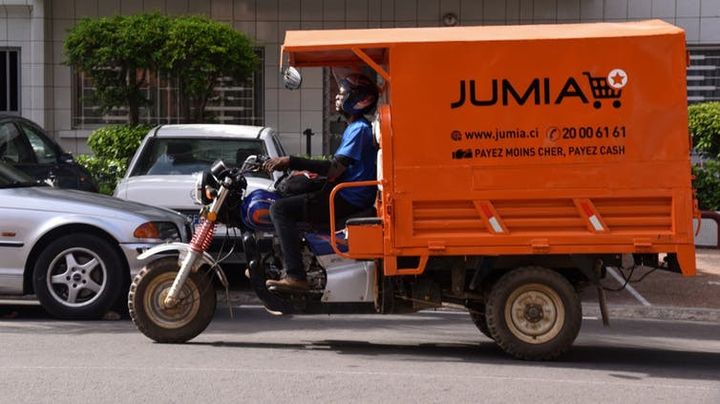 Un conducteur à Abidjan en train de livrer un produit de Jumia, un cite de e-commerce du Nigéria.&nbsp; (Issouf Sanogo/AFP)