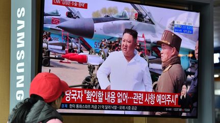 Un écran de télévision relaie des informations sur l'absence du leader nord-coréen&nbsp;Kim Jong-un dans une gare de Séoul (Corée du Sud), le 21 avril 2020.&nbsp; (JUNG YEON-JE / AFP)