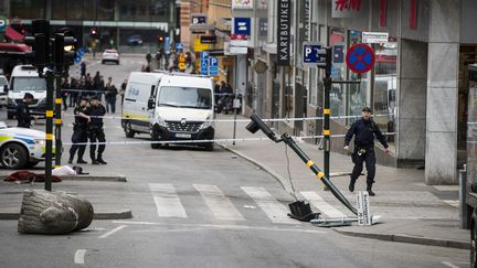 Le lieu de l'attaque au camion bélier à Stockholm en Suède reste sécurisé par les forces de l'ordre, le 8 avril 2017. (ODD ANDERSEN / AFP)