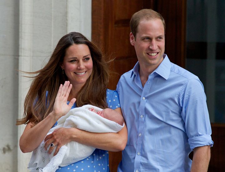 Le prince William et son &eacute;pouse, Kate Middleton, quittent la maternit&eacute; au lendemain de la naissance de leur fils George, &agrave; Londres, mardi 23 juillet 2013.&nbsp; (ANDREW COWIE / AFP)