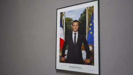 Un portrait officiel d'Emmanuel Macron accroché à la mairie de Perpignan, dans les&nbsp;Pyrénées-Orientales.&nbsp;(photo d'illustration) (MAXPPP)