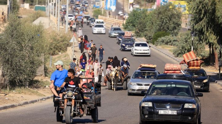 Des milliers de Palestiniens fuient la ville de Gaza après que l'armée israélienne a lancé un ordre d'évacuation, le 13 octobre 2023. (MAHMUD HAMS / AFP)