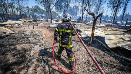 Un important incendie s'est déclaré&nbsp;lundi 13 juin au camping de l'Espiguette au Grau-du-Roi (Gard). (MIKAEL ANISSET / MAXPPP)