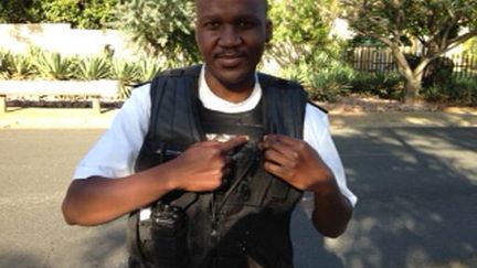 Sithubeni Moyo est le meilleur patrouilleur de Beaglewatch security. Il montre un impact de balle dans son gilet pare balle. On lui a tiré neuf fois dessus, il a tué 4 hommes.
Il patrouille 12 heures par jour pendant 7 jours, puis 3 jours de repos.
Son salaire : 450 euros par mois. (Stéphane Dubun)