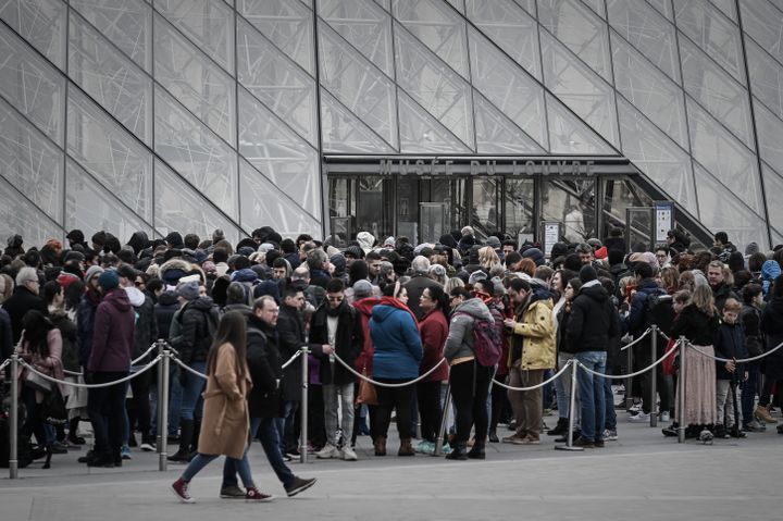 Les visiteurs s'amassent devant le Louvre le jour de réouverture.&nbsp; (PHILIPPE LOPEZ / AFP)