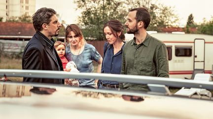 Sara Giraudeau, Judith Chemla, Benjamin Lavernhe (de la Comédie-Française) et Damien Bonnard dans le film "Le sixième enfant", de Léopold Legrand, septembre 2022 (Pyramide Distribution)