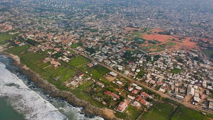 C'est Accra, 2,5 millions d'habitants, qui détient le record de la capitale africaine la plus polluée aux microparticules en suspension. Longtemps sous-estimée, la pollution atmosphérique en Afrique est grandissante tout comme sa population. D'ici à 2050, 60% des Africains vivront dans les villes, augmentant ainsi la détérioration de l'air ambiant. (FRANS LANTING / MINT IMAGES)