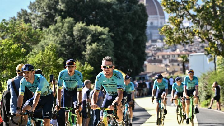 Le Britannique Mark Cavendish (avec les lunettes de soleil) revient sur le Tour au sein de l'équipe Astana avec l'objectif de remporter une 35e victoire d'étape dans sa carrière, qui lui permettrait de dépasser le record qu'il co-détient avec Eddy Merckx. (MARCO BERTORELLO / AFP)