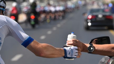 Le jet de bidons et autres déchets bientôt pénalisé en temps ? (DE WAELE TIM / TDWSPORT SARL)