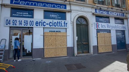 La permanence d'Eric Ciotti, député LR des Alpes-Maritimes, a été la cible d'un jet de projectile, le 19 mars 2023, à Nice. (ROLAND MACRI / HANS LUCAS / AFP)